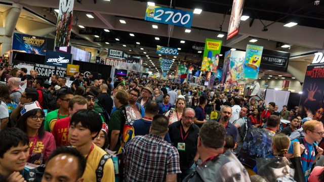 Comic-Con 2015 Show Floor Walking Tour (Single Long Take)