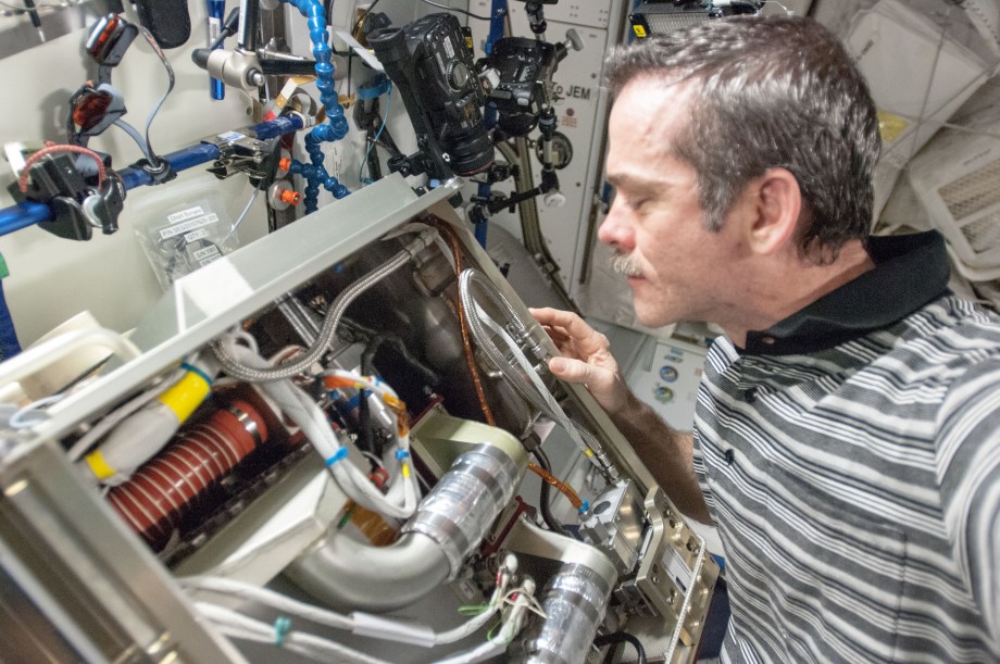 Astronaut (and friend of Tested) Chris Hadfield investigates the Amine Swingbed, an experimental carbon dioxide removal device that now serves in a backup capacity on the ISS.
