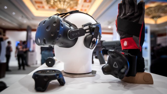 Hands-On: HTC Vive Tracker and Deluxe Audio Strap