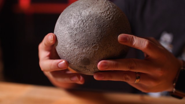 Show and Tell: Augmented Reality Model of the Moon