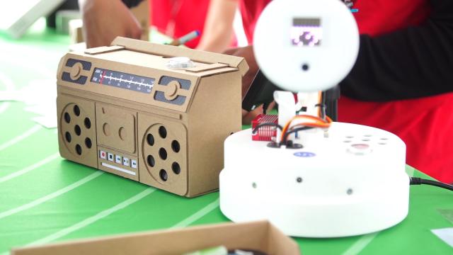 Google AIY Kits for Experimenting with Artificial Intelligence