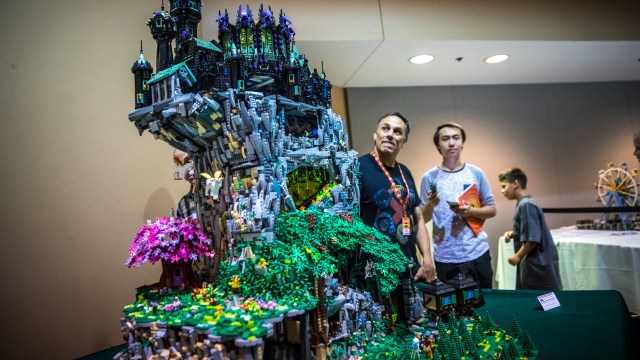 Awesome Animated LEGO Sculpture!