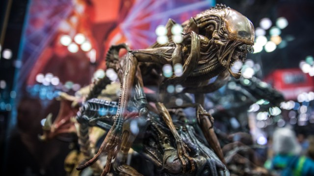 Sideshow Collectibles’ Aliens and Predators at New York Comic Con!
