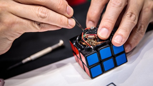 Self-Solving Rubik’s Cube Robot!