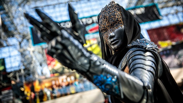 Lumecluster’s New Armor Cosplay at New York Comic Con 2019!