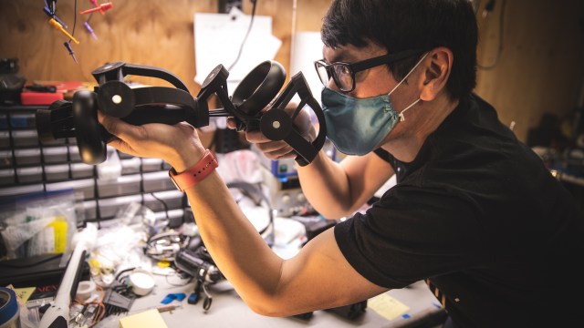 Hands-On with Tactical Haptics’ SaberGrip VR Controller